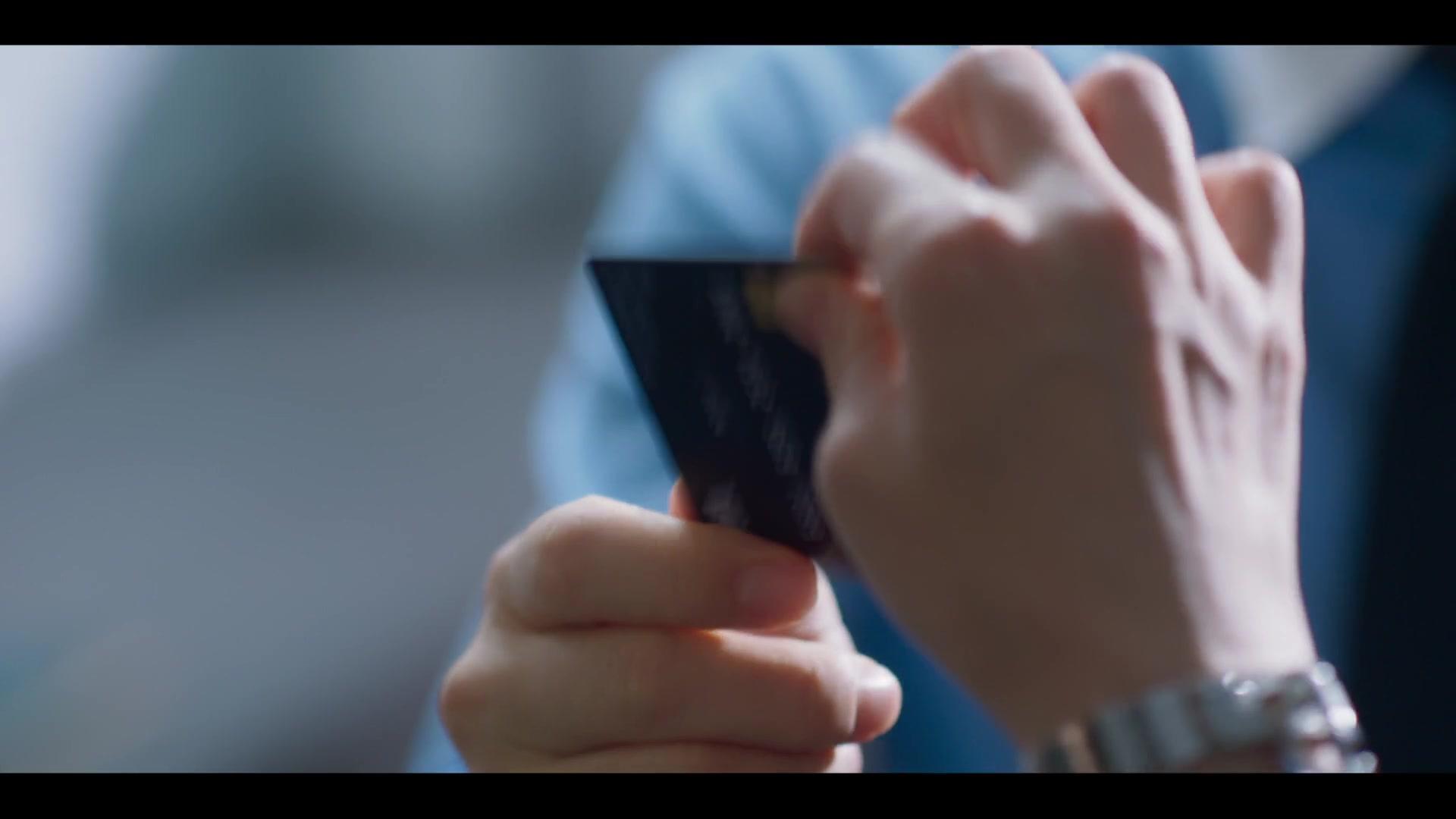 백조는 물 밑에서 쉬지 않고 발버둥 친다