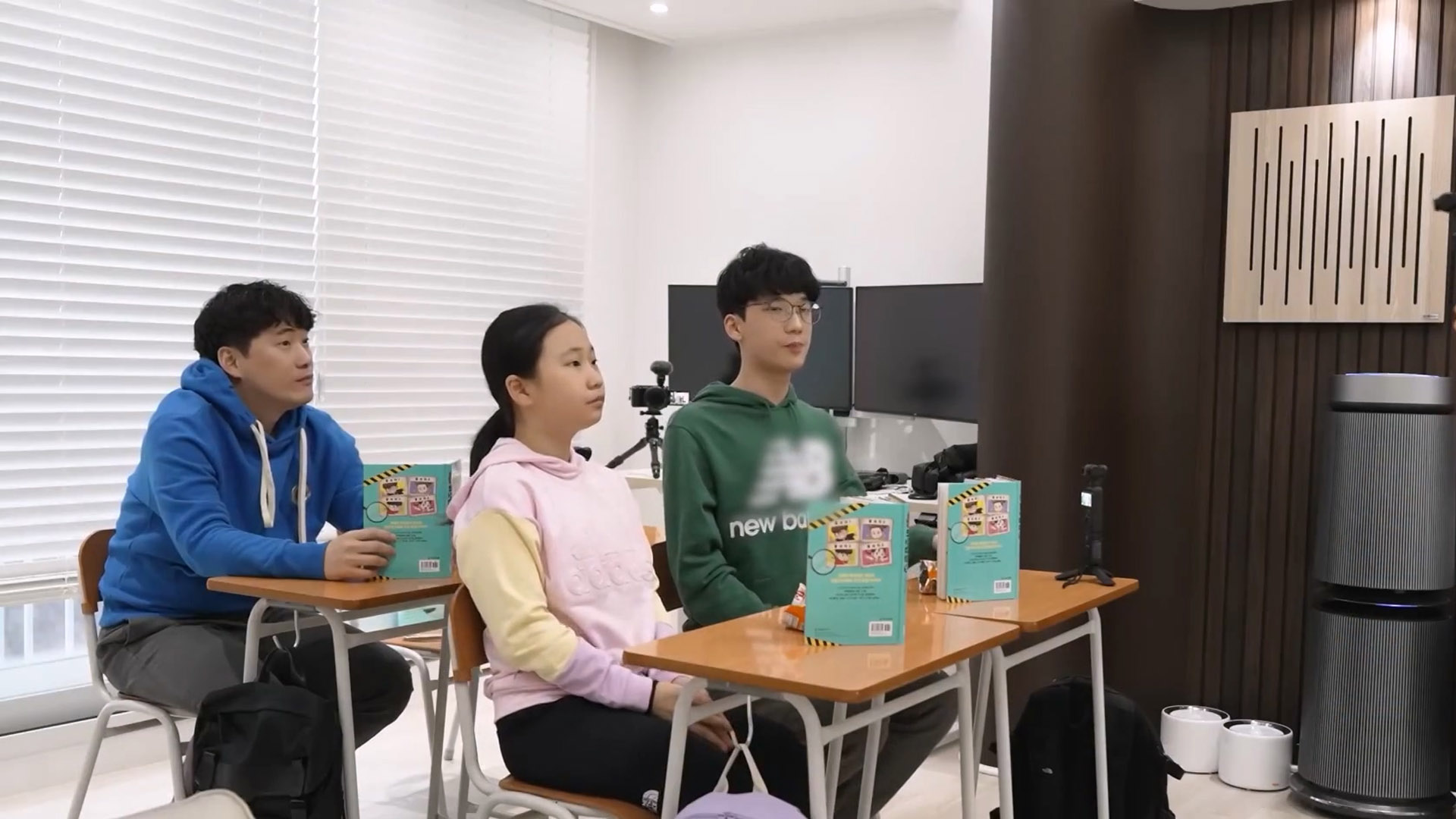 1화: 수업시간 몰래 간식먹기 챌린지 !! 학교 선생님에게 들키지 않고 먹을 수 있을까? 외