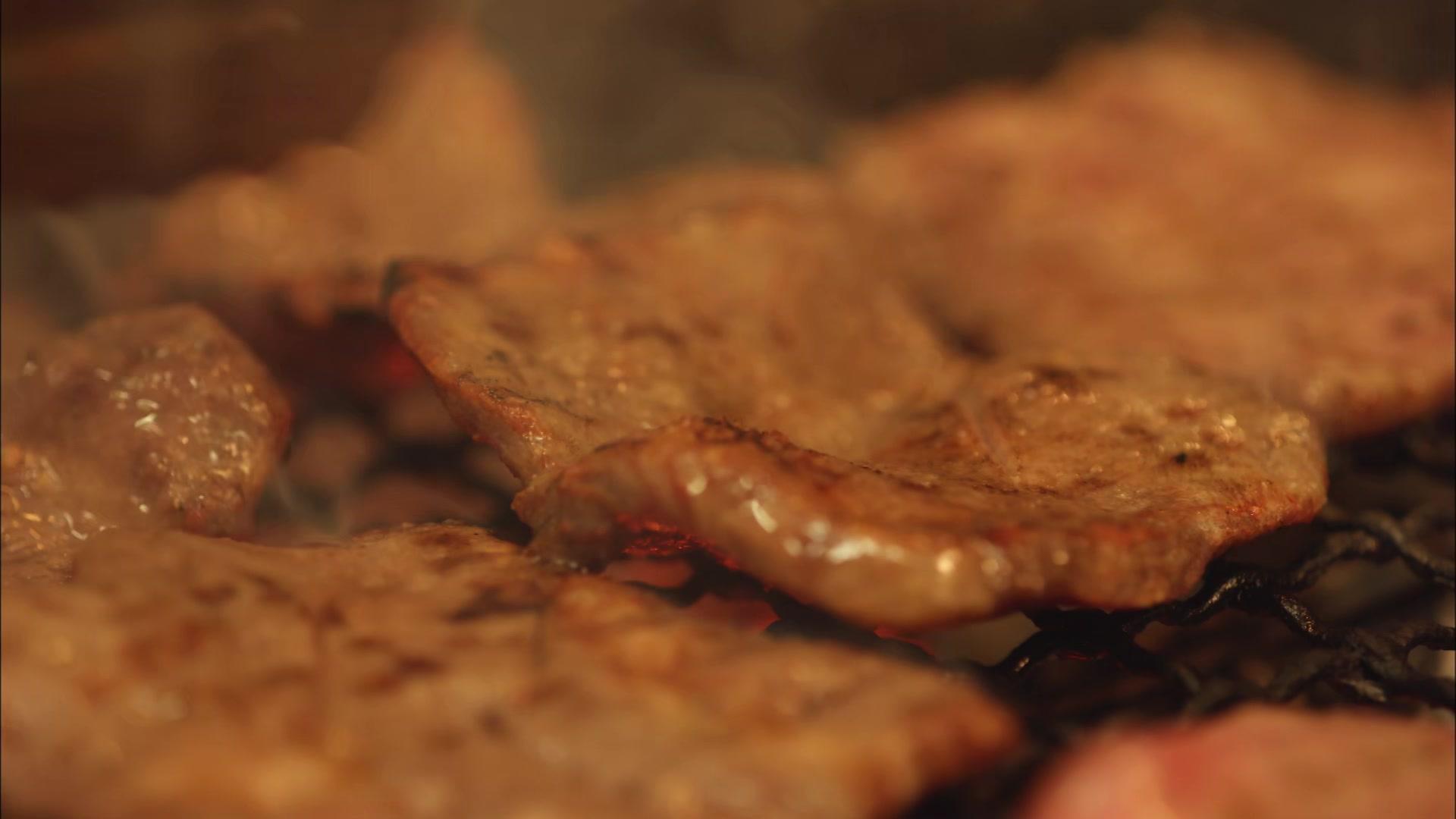 미야기현 센다이시의 우설 정식과 산리쿠 오나가와쵸의 해물 오색 덮밥