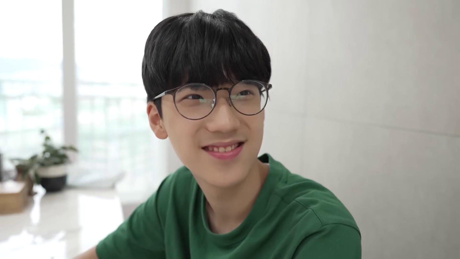 제1화  핸드폰 액정이 깨졌어요 ㅠㅠ 어떡하죠 ?! 엄마한테 죽었다...